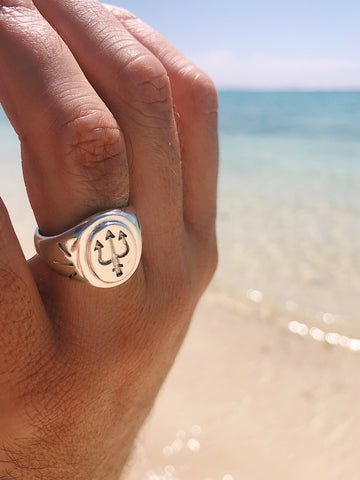 Anello con sigillo “Tridente” /Monsieur Salty 